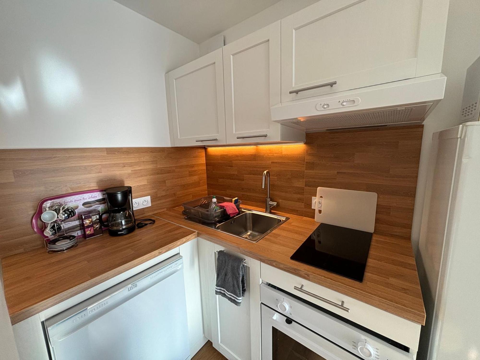 Location D'Un Superbe Appartement Avec Piscine Рокбрюн-сюр-Аржан Экстерьер фото